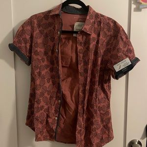 Men’s small causal summer attire collared shirt sleeve shirt.